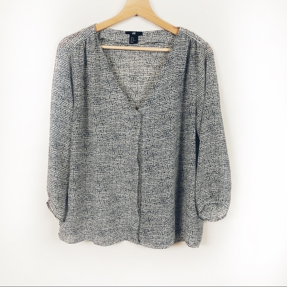 H&M Black and White 3/4 Sleeve V-Neck Blouse 10 - Picture 2 of 8